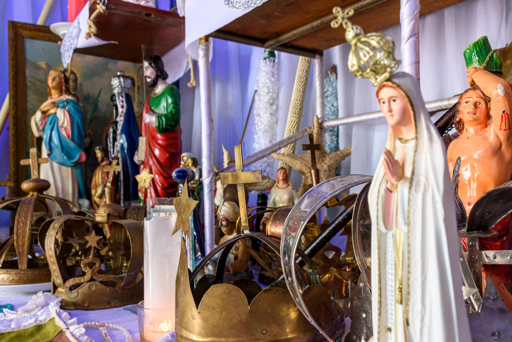 Umbanda altar with several saints